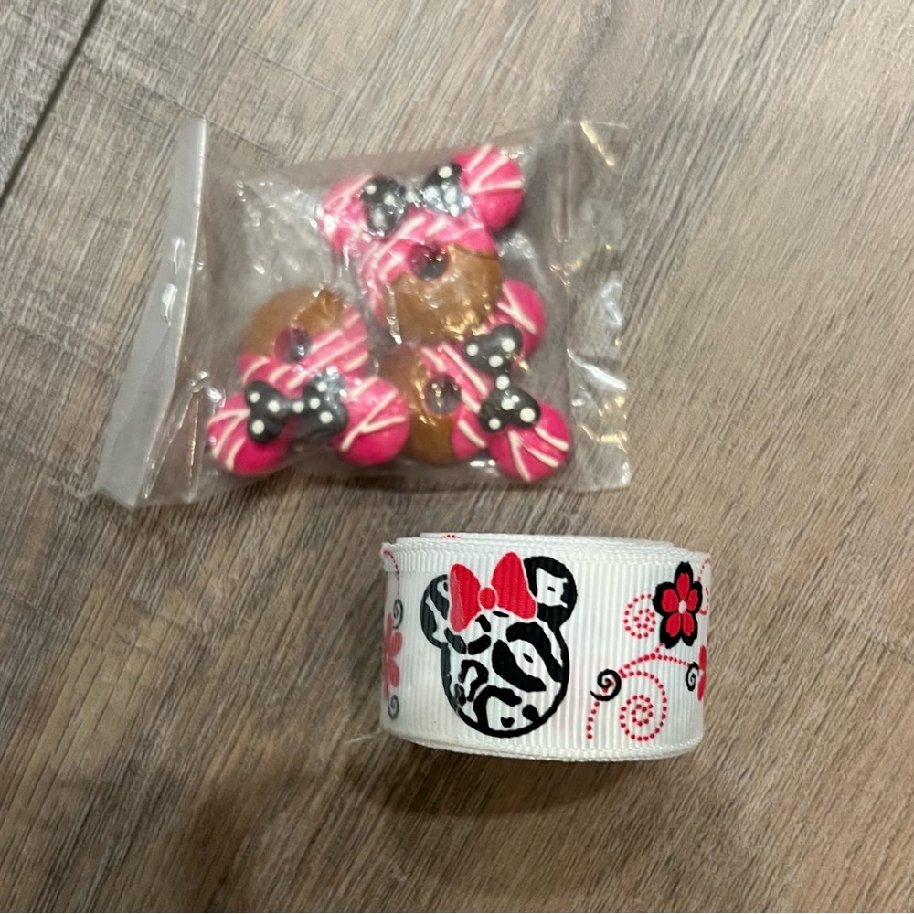 New Minnie Mouse Ribbon and Button Set